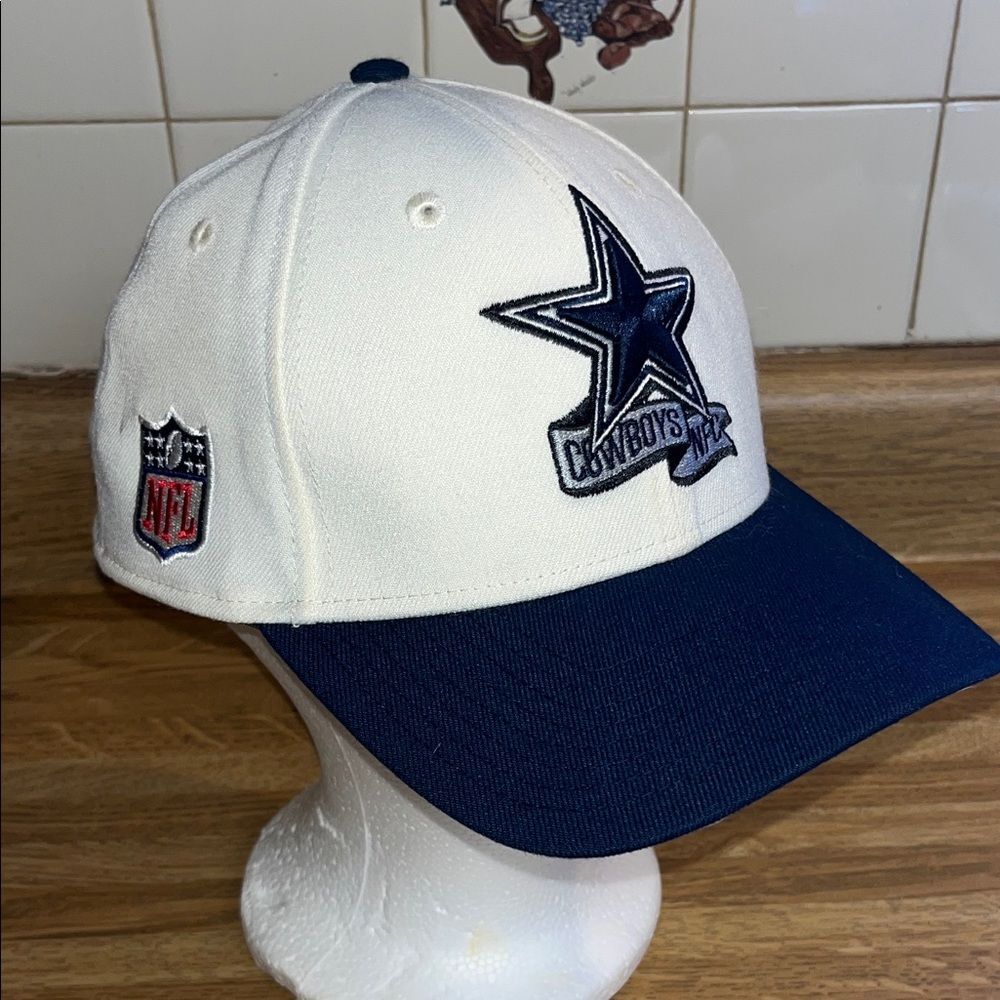 Men's Dallas Cowboys New Era Cream/Navy 2022 Sideline 39THIRTY 2-Tone Flex Hat